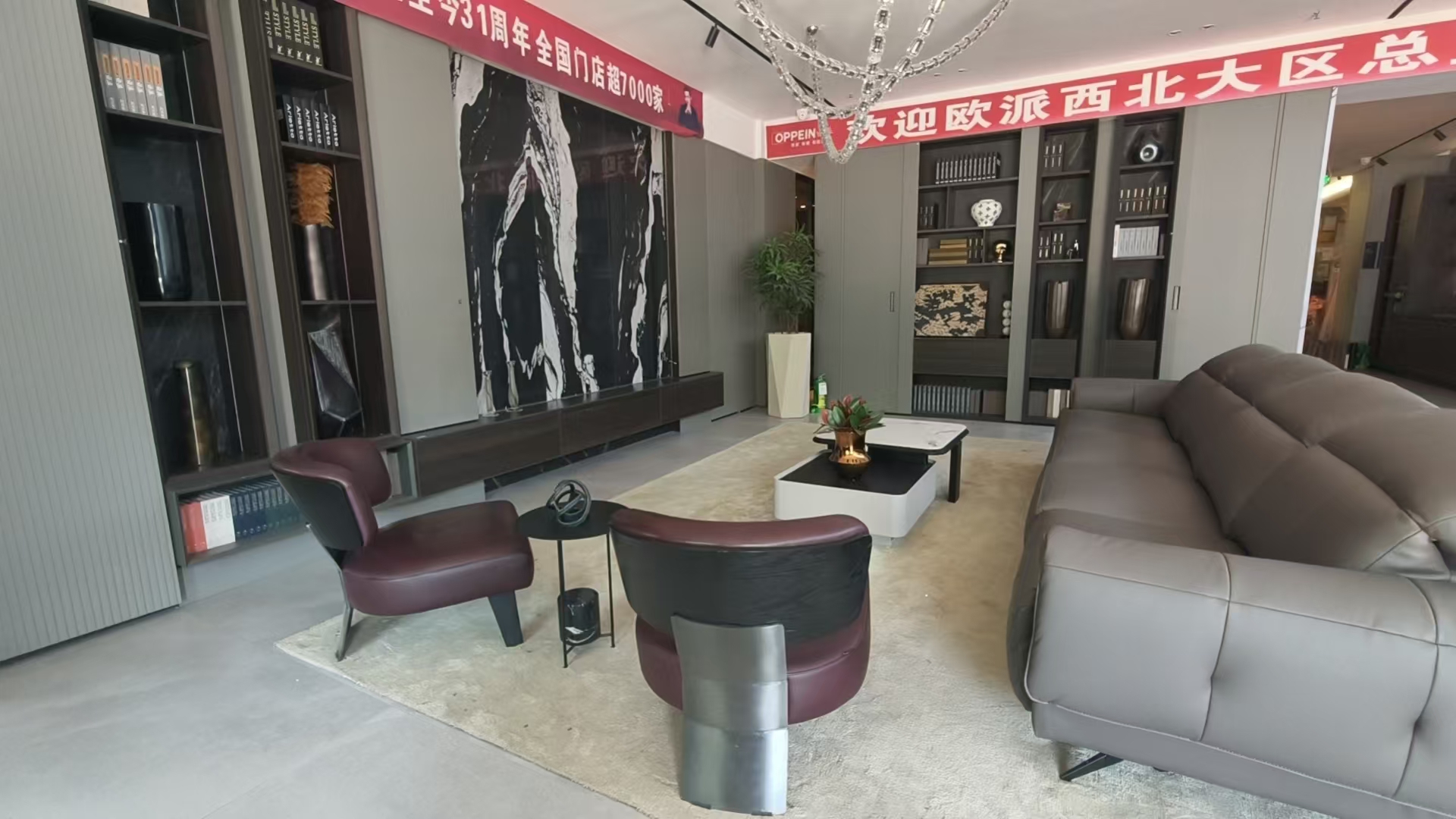 昌吉欧派大家居展厅客厅样板间，整墙书柜与电视柜组合